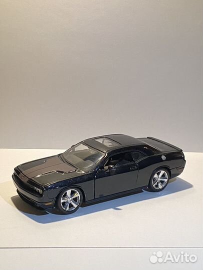 Машинка коллекционная Dodge Challenger STR8 1:24