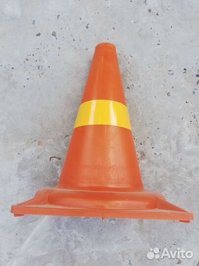 Конус дорожный
