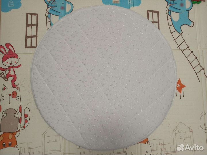 Матрас и наматрасник на круглую кроватку