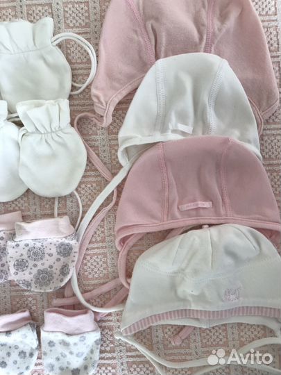 Шапки, слюнявчики и царапки от рождения до года