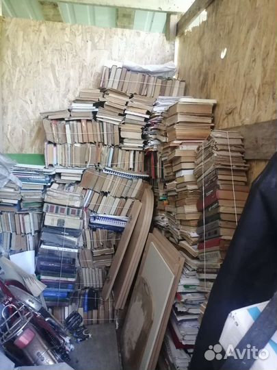 Книги разные много