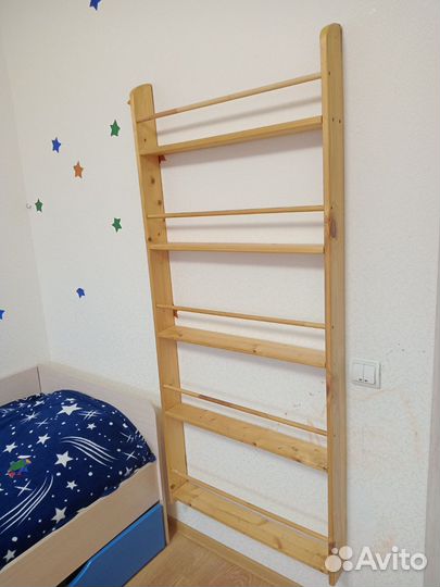 Стеллаж Монтессори для книг