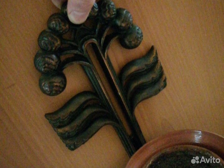 Горшок под цветы с кованой подставкой подвесные