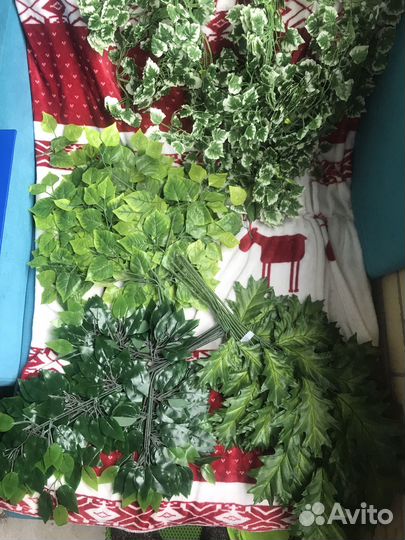 Декоративные листья на ветках