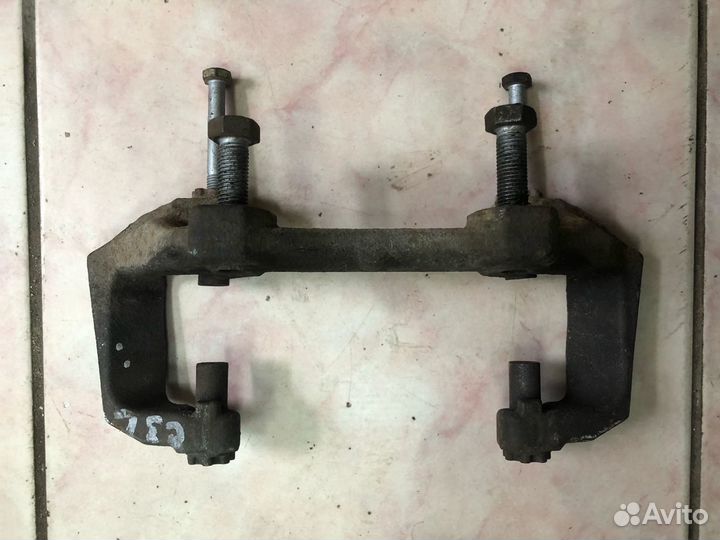 Скоба переднего суппорта Mercedes W212 E212