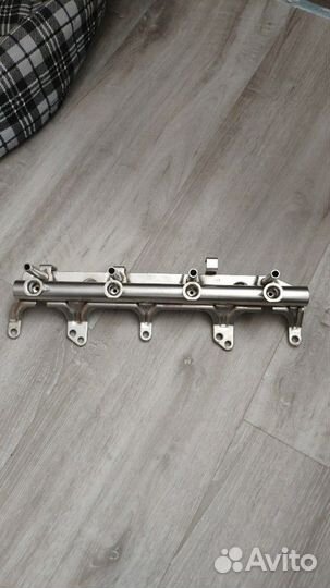 Топливная рампа (рейка) 06j133317g