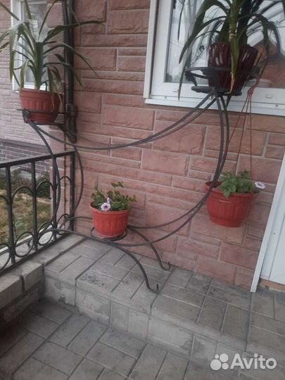 Подставка под цветы металлическая