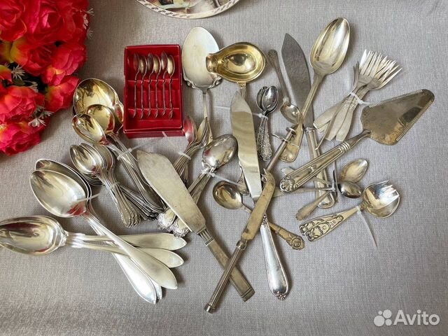 Много разных столовых приборов