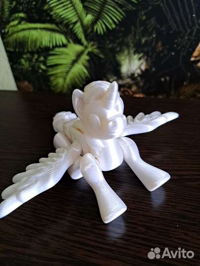 Единорог с подвижными крыльями