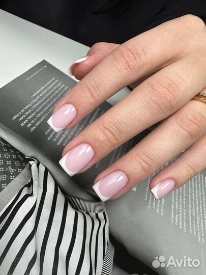 Маникюр, педикюр в качестве модели