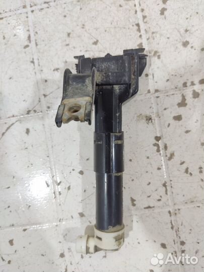 Форсунка омывателя правая Toyota Land Cruiser 200