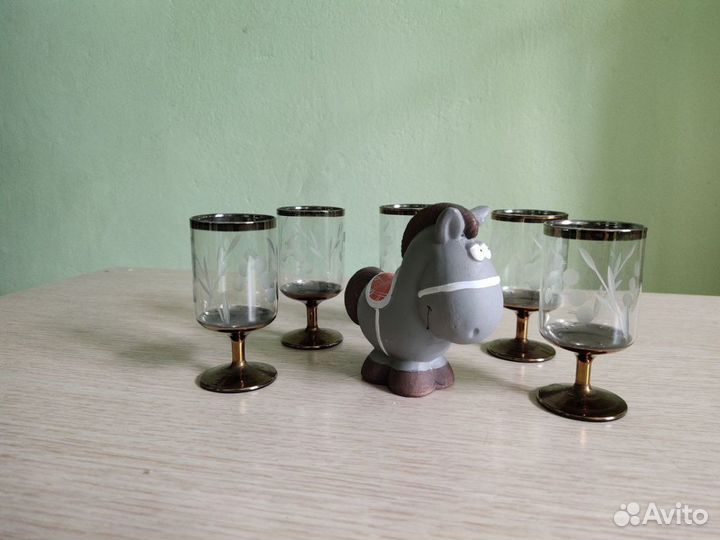 Рюмка стеклянная на тёмной ножке