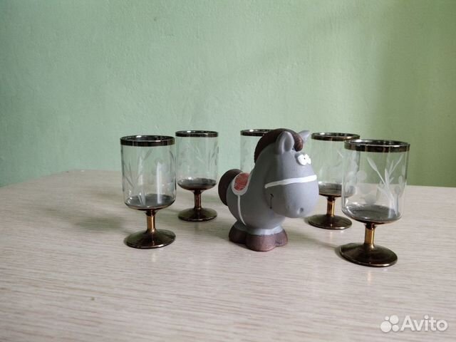 Рюмка стеклянная на тёмной ножке