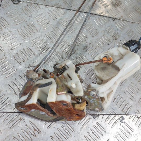 Замок двери задний левый Mitsubishi Galant 4G64