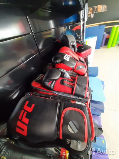 Боксерские перчатки, лапы, шлем, боксерские мешки