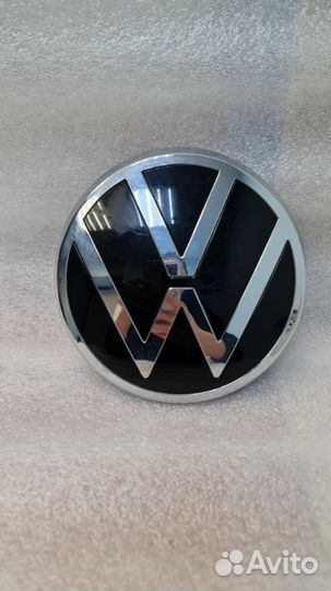 Эмблема в решетку радиатора Volkswagen Polo 6 NF