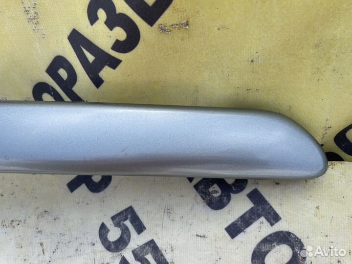 Молдинг переднего бампера правый Toyota Avensis 2