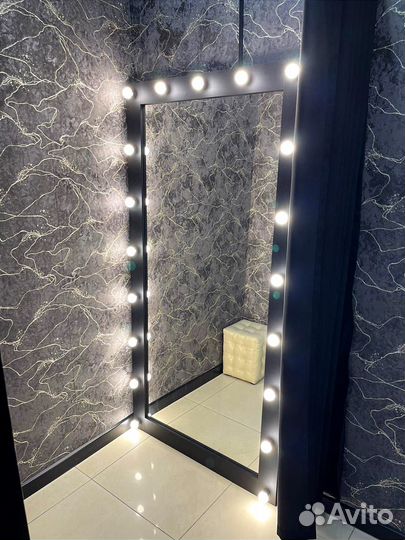 Гримерное зеркало с лампочками