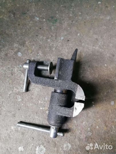 Тиски ручные