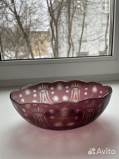 Вазы и бокалы из марганцевого стекла