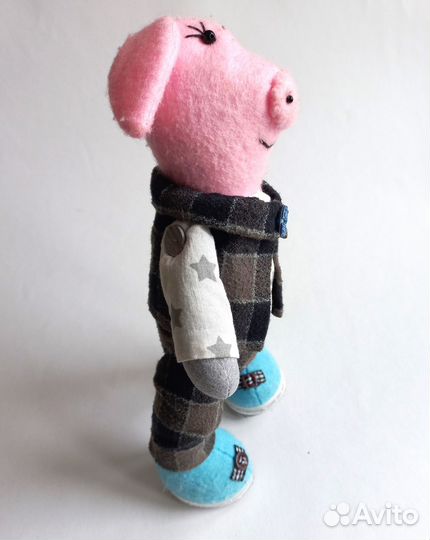 Поросёнок в клетчатом костюме свинка Пэпа