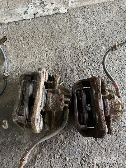 Передние суппорта Mitsubishi Carisma