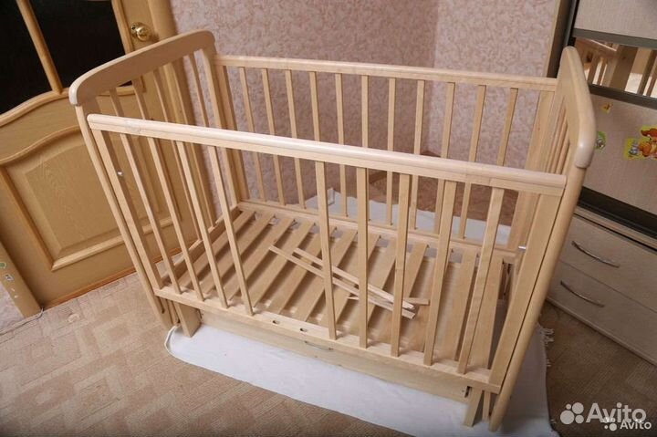 Детская кроватка с маятником