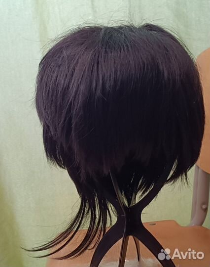 Черный короткий парик на Мию Чинен