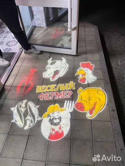 Яркие Рекламные проекции на асфальте, гобопроектор