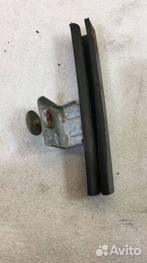 Направляющая стекла передней правой двери Cadilla