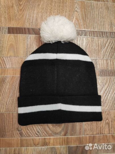 Шапка с помпоном skills