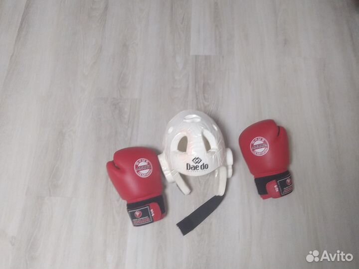 Перчатки и шлем