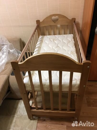Детская кроватка с поперечным маятником и ящиком