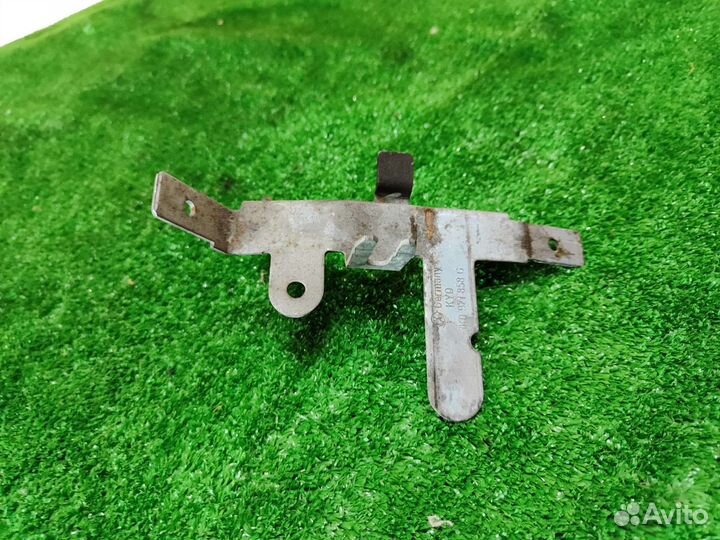 Кронштейн проводки двигателя Volkswagen Passat B6