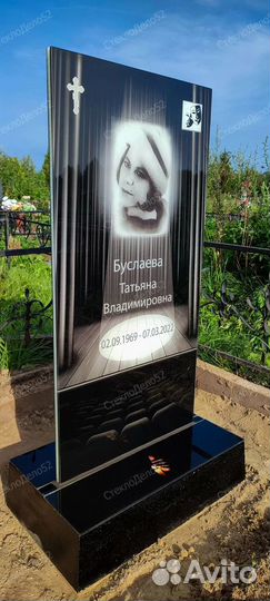 Памятники из стекла