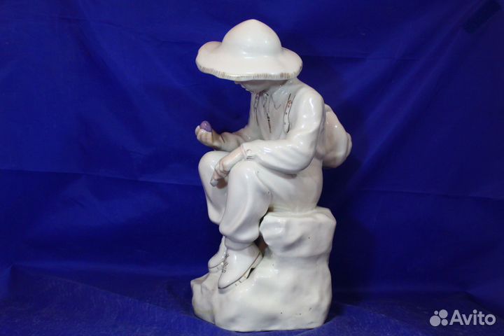 Юный геолог большая статуэтка фарфоровая Мальчик с