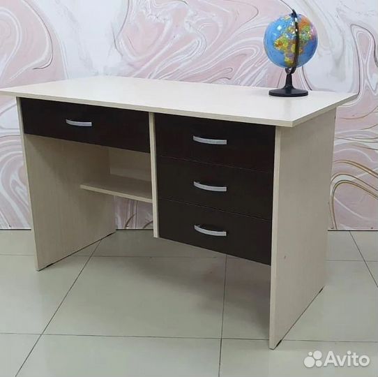 Письменный стол с ящиками