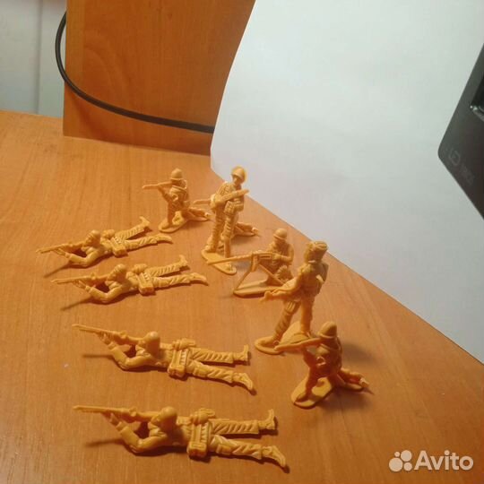 Солдатики военные. Жёлтые