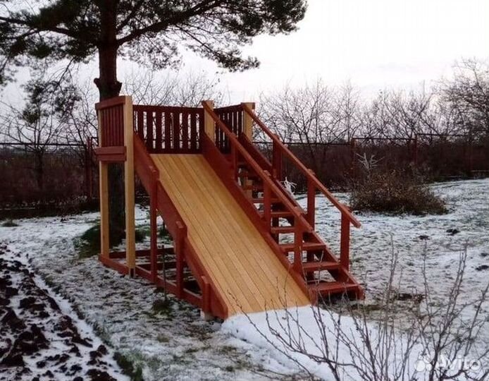 Зимняя деревянная горка 
