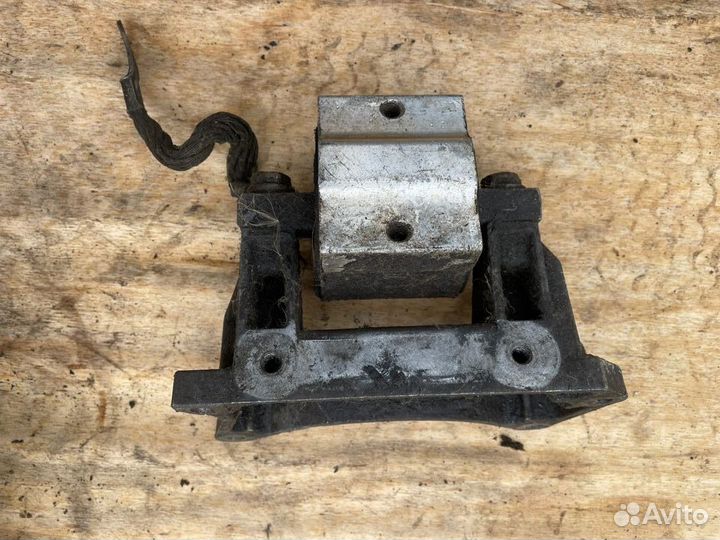 Мерседес w220 опора АКПП кронштейн