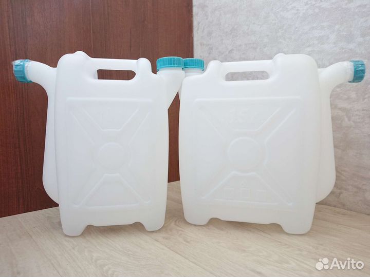 Канистры пластиковые, 10 и 15 л новые