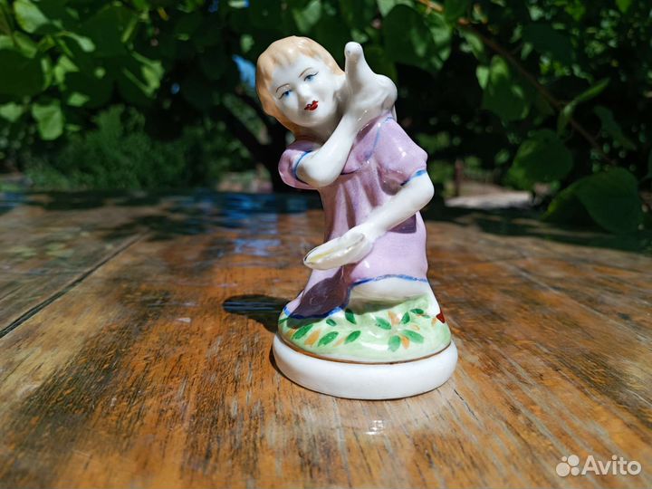 Статуэтка фарфор девочка кормит голубя