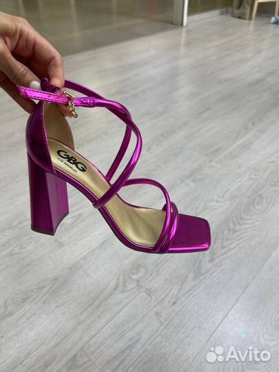 Босоножки розовые Guess