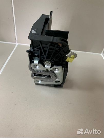 Замок боковой двери задний левый Renault Duster 2