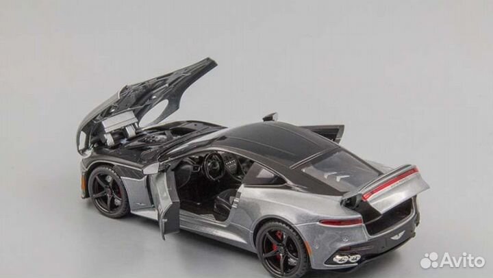 Модель автомобиля Aston Martin DBS Superleggera