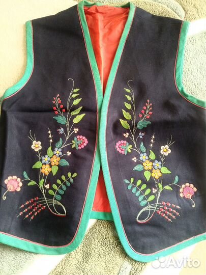 Старинный жилет с аппликацией
