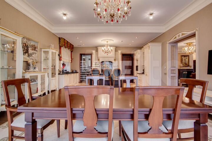 Дом 980 м² на участке 17 сот.