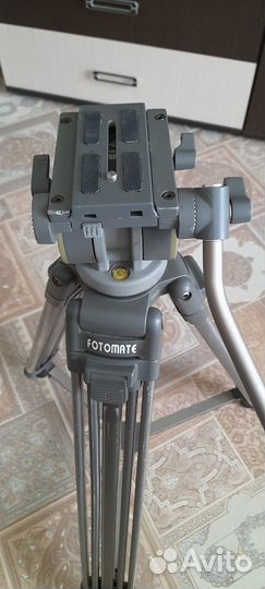 Штатив для видеокамеры профессиональный