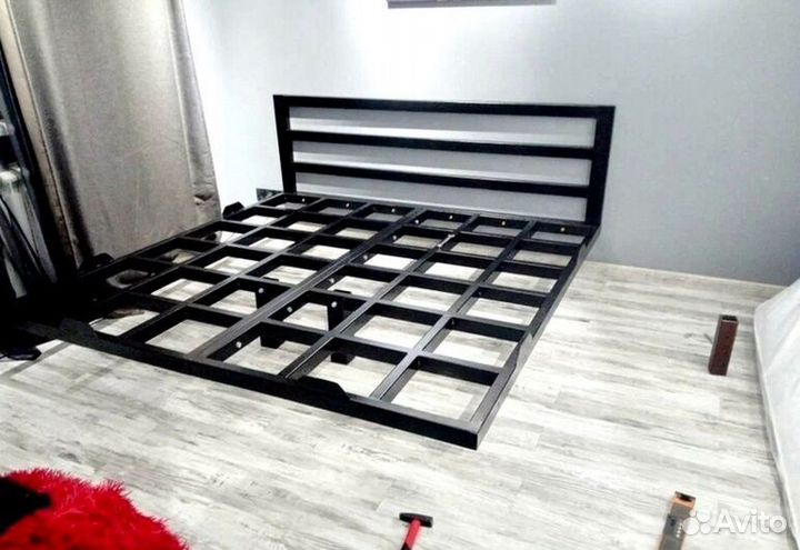 Парящая кровать на металлокаркасе