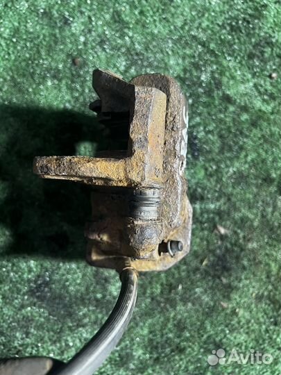 Суппорт передний левый Mitsubishi Space Star